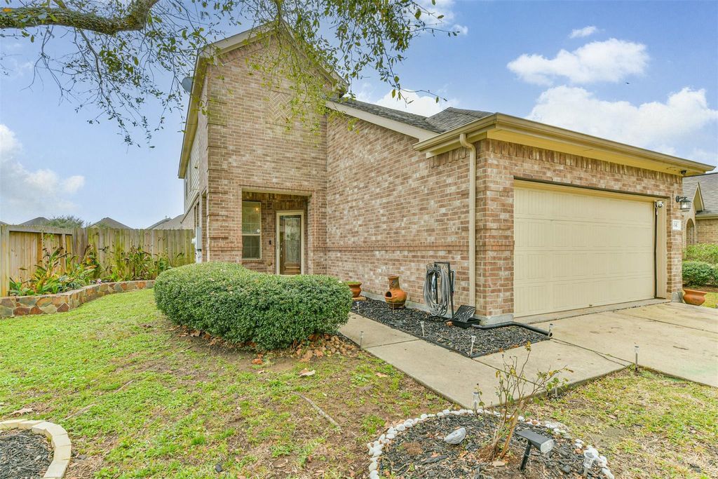 Photo of 3041 Heather Grove Ln Ln, Dickinson, TX 77539 (MLS # 41274660)