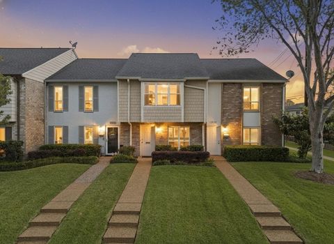 Photo of 10152 Longmont Drive #38/10, Houston, TX 77042 (MLS # 20975076)