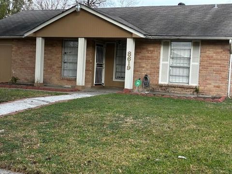 Homes For Sale - 8619 Leawood Boulevard<br/> Houston, TX 77099