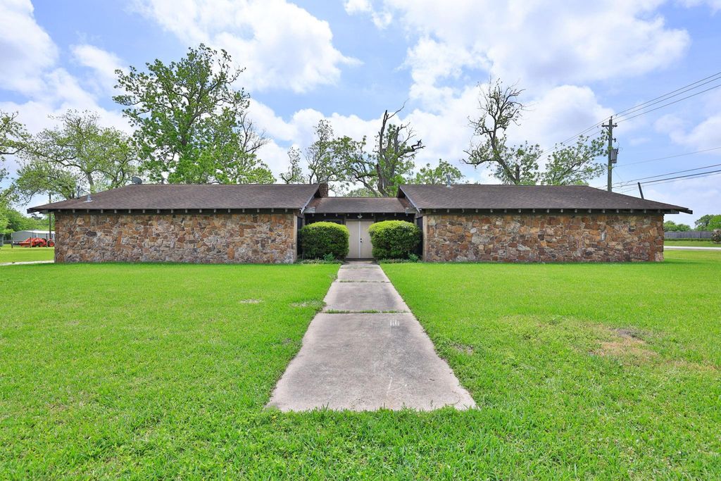 Photo of 7807 Pecan Forest Lane, Baytown, TX 77521 (MLS # 46314182)