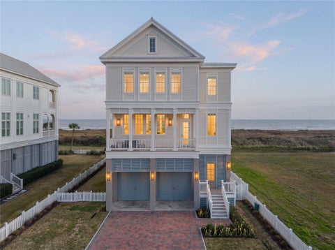 Photo of 2409 E Seaside Drive, Galveston, TX 77550 (MLS # 13690356)