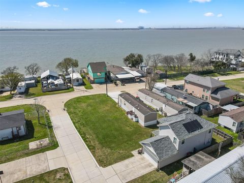 Photo of 3035 Bay Oaks Harbor Drive, Baytown, TX 77523 (MLS # 53386336)