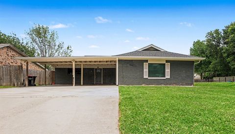 Photo of 5318 Hemlock Drive, Baytown, TX 77521 (MLS # 61258546)