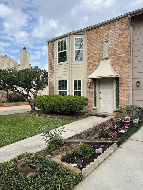 Photo of 800 Country Place Drive #909, Houston, TX 77079 (MLS # 74290551)