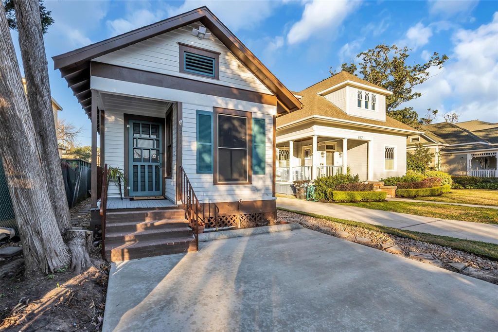 Photo of 611 Harvard Street, Houston, TX 77007 (MLS # 68301314)
