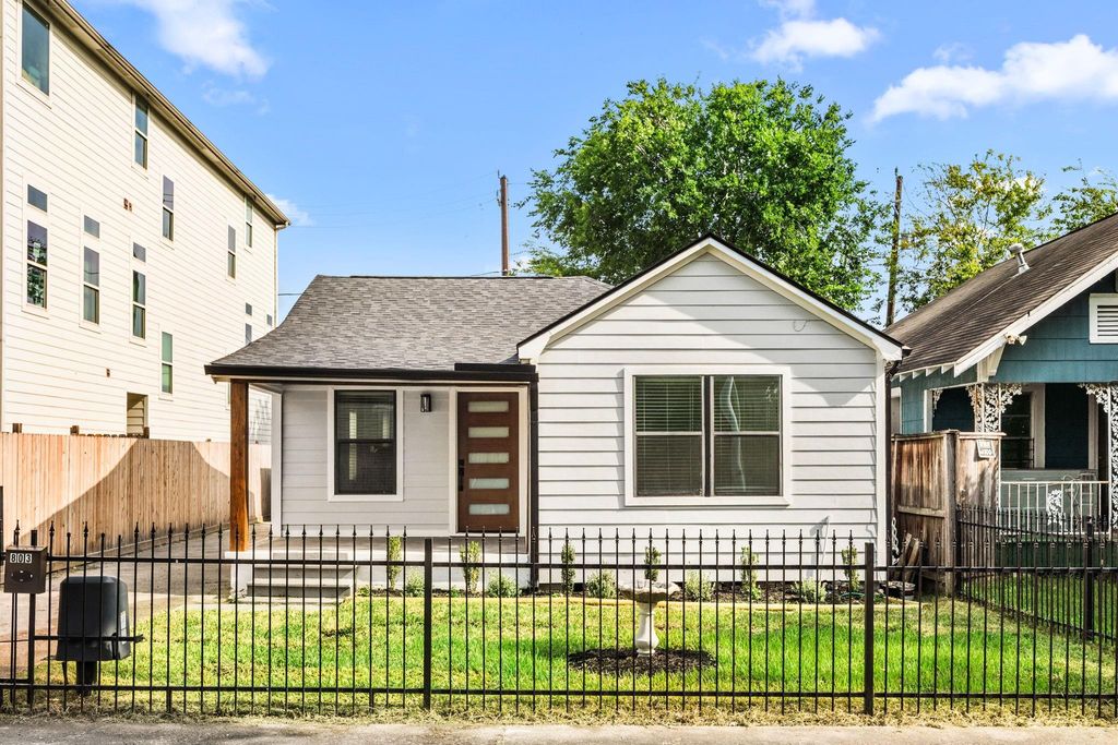Photo of 803 E 29th Street, Houston, TX 77009 (MLS # 18911952)