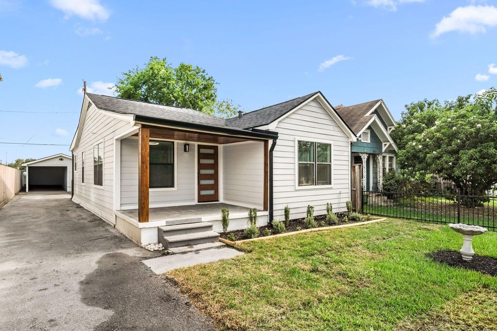 Photo of 803 E 29th Street, Houston, TX 77009 (MLS # 18911952)