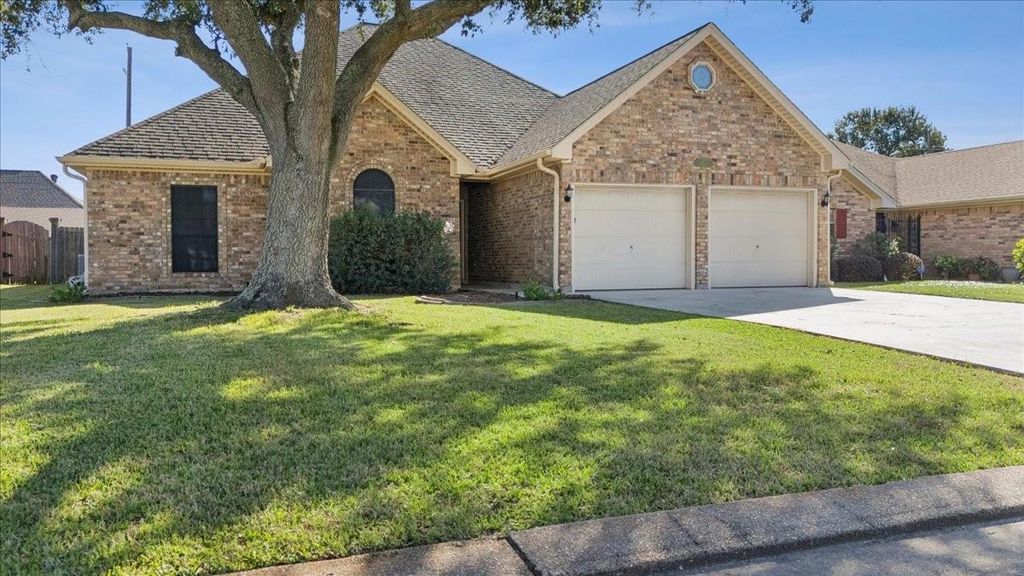 Photo of 6820 Essex Lane, Groves, TX 77619 (MLS # 62535940)
