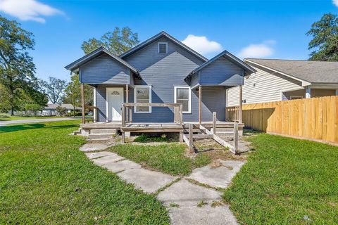 Photo of 301 E 3rd Street E, Sweeny, TX 77480 (MLS # 94409372)