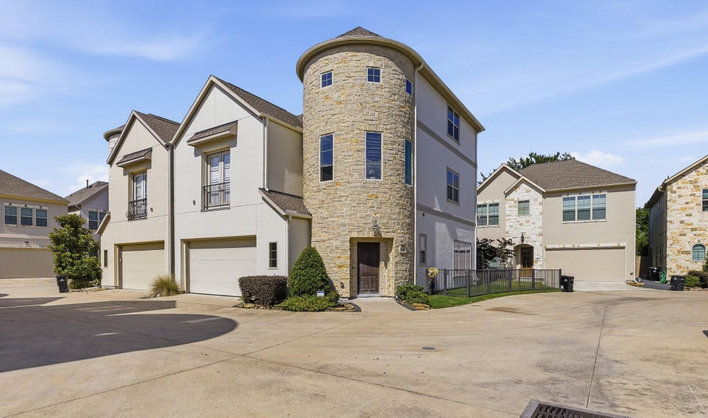 Photo of 2302 Fall Run Drive, Houston, TX 77055 (MLS # 60061267)