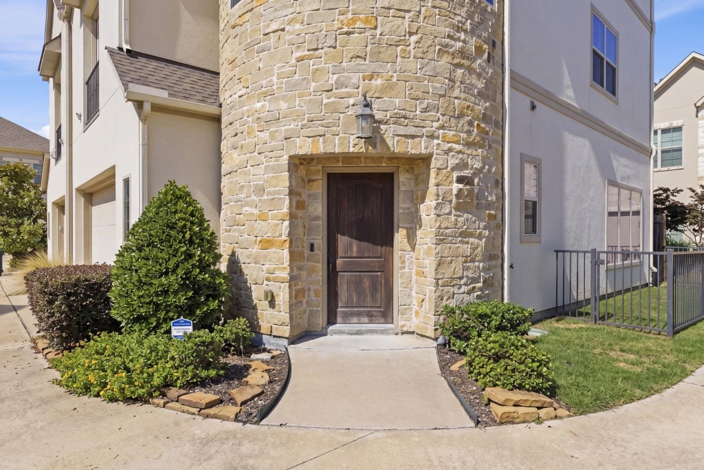 Photo of 2302 Fall Run Drive, Houston, TX 77055 (MLS # 60061267)