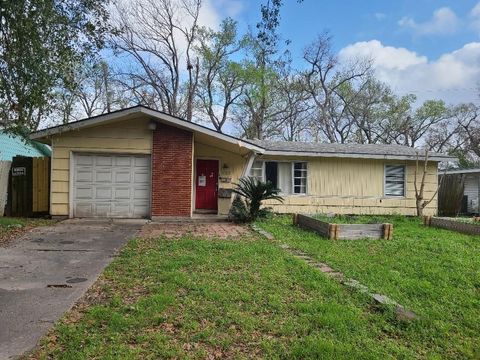 Photo of 422 Surratt Drive, Houston, TX 77091 (MLS # 16428414)