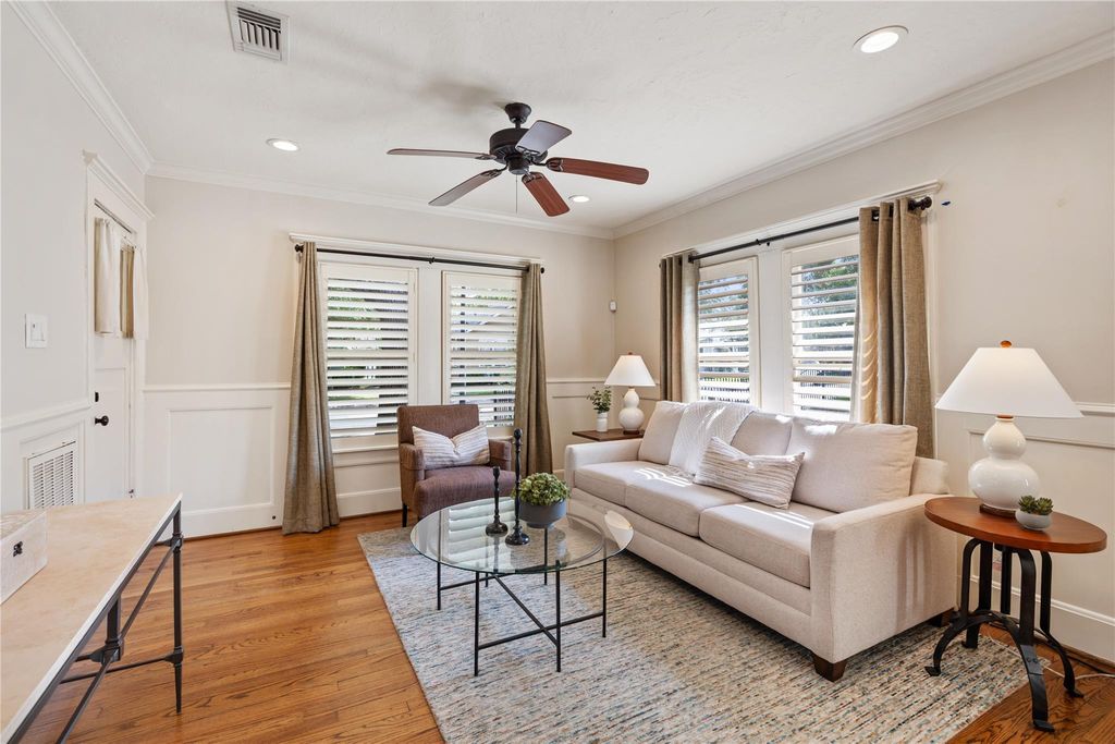 Photo of 815 W Melwood Street, Houston, TX 77009 (MLS # 32488995)