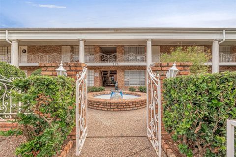 Photo of 2121 Fountain View Drive #15, Houston, TX 77057 (MLS # 67512629) Photo of 2121 Fountain View Drive #15, Houston, TX 77057 (MLS # 67512629)