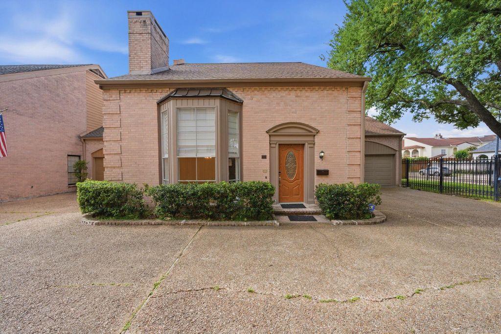 Photo of 2219 Nantucket Drive N, Houston, TX 77057 (MLS # 33430609)