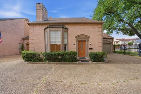 Photo of 2219 Nantucket Drive, Houston, TX 77057 (MLS # 33430609)