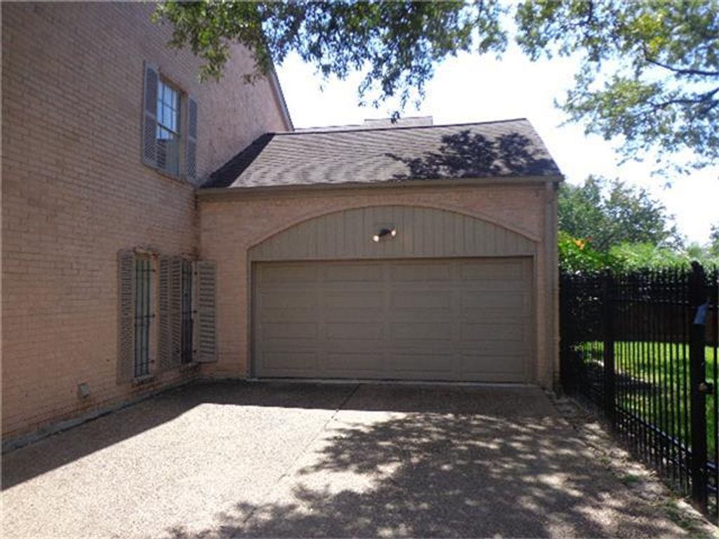 Photo of 2219 Nantucket Drive N, Houston, TX 77057 (MLS # 33430609)