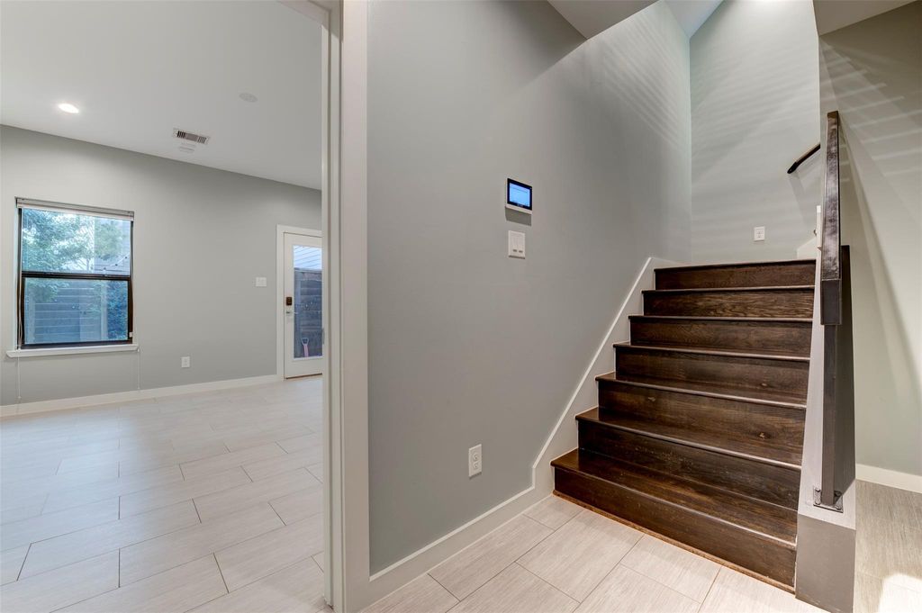 Photo of 1211 Thompson Street, Houston, TX 77007 (MLS # 16989055)