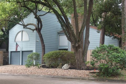 Photo of 3126 E Lake Crescent Drive, Houston, TX 77339 (MLS # 43761451)