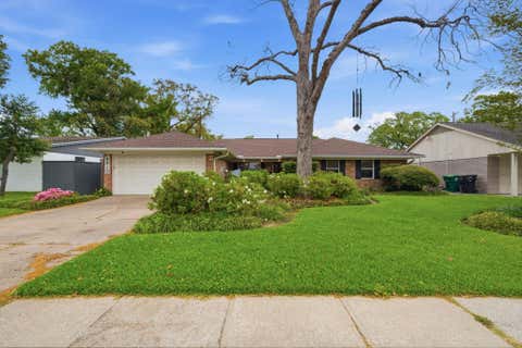 Photo of 9910 Pine Lake Drive, Houston, TX 77055 (MLS # 43304133)
