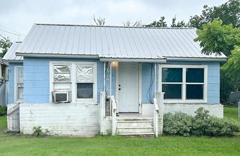 Photo of 540 Hempstead Street W, Giddings, TX 78942 (MLS # 76777516)