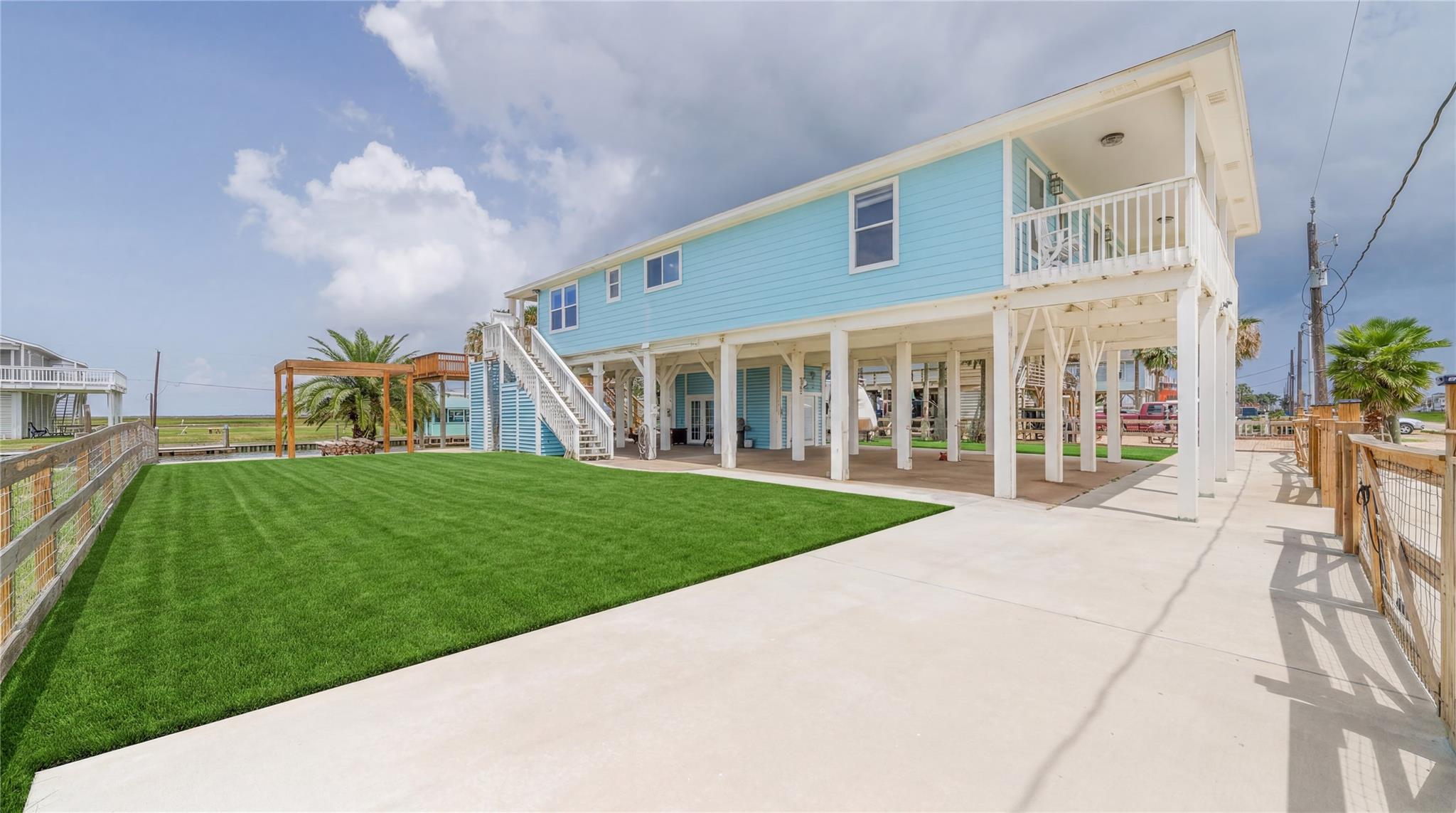 708 Dolphin Dr