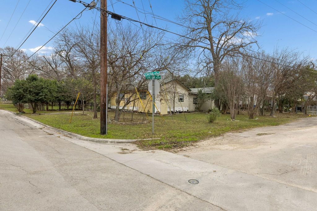 Photo of 220 S Live Oak Avenue, New Braunfels, TX 78130 (MLS # 57343538)