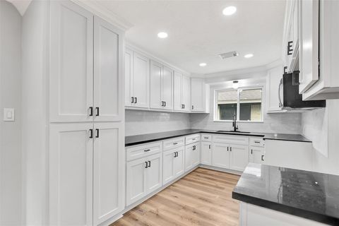 Tiny photo for 704 Teabury Avenue, Pasadena, TX 77503 (MLS # 56593258)