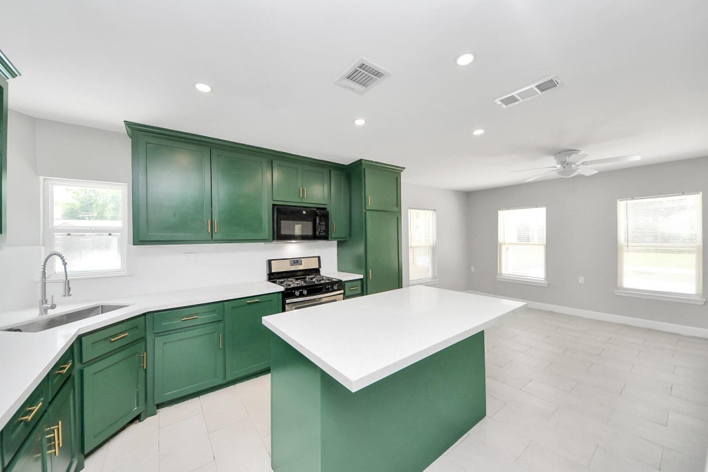 Photo of 6735 Alpine Drive #B, Houston, TX 77061 (MLS # 23799415)
