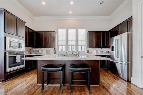 Townhouse For Rent - 2524 Sherwin Street<br/> Houston, TX 77007