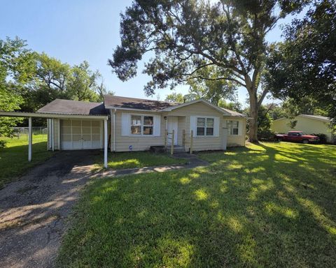 Photo of 717 S Valderas Street, Angleton, TX 77515 (MLS # 91778939) Photo of 717 S Valderas Street, Angleton, TX 77515 (MLS # 91778939)