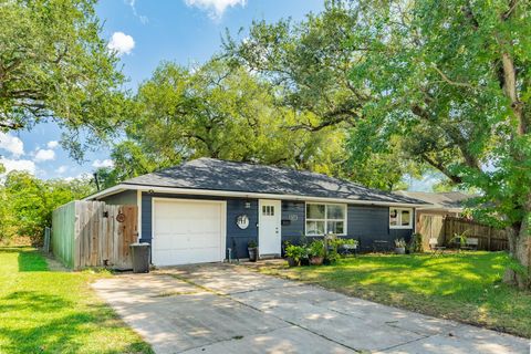 Photo of 527 Gardenia Street, Lake Jackson, TX 77566 (MLS # 8510866)