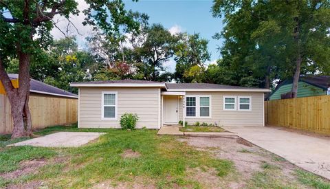 Photo of 7346 Iwo Jima Road, Houston, TX 77033 (MLS # 27756271)