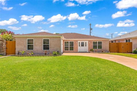 Photo of 5611 Palm Circle, Galveston, TX 77551 (MLS # 28297343)