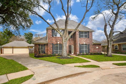 Homes For Sale - 6303 Cool Water Drive<br/> Sugar Land, TX 77479