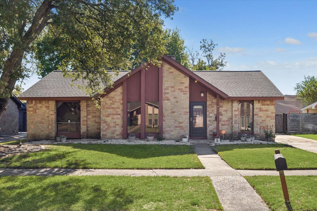 Photo of 10110 Sagemill Drive, Houston, TX 77089 (MLS # 63768655)