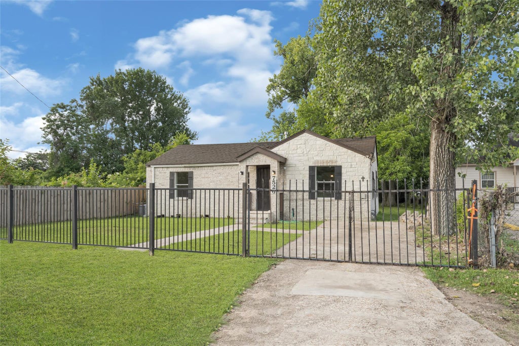 Photo of 7526 Bywood Street, Houston, TX 77028 (MLS # 6458568)