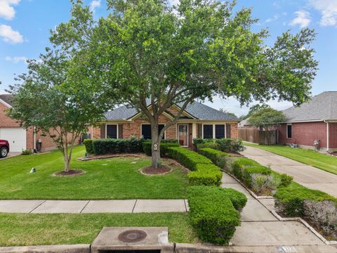 Photo of 112 Sandstone Bend Lane, Dickinson, TX 77539 (MLS # 28370451)