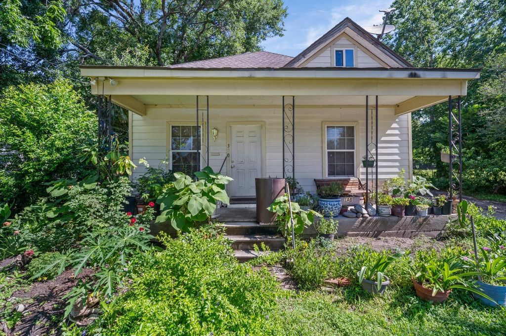 Photo of 320 Eichwurzel Lane, Houston, TX 77009 (MLS # 64775634)