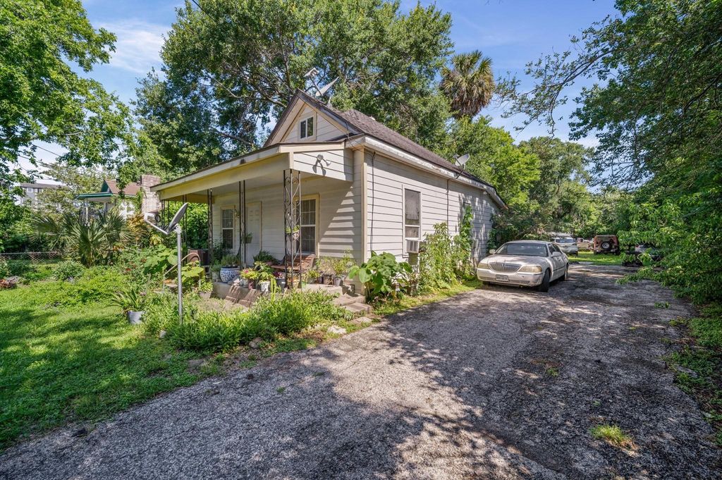 Photo of 320 Eichwurzel Lane, Houston, TX 77009 (MLS # 64775634)