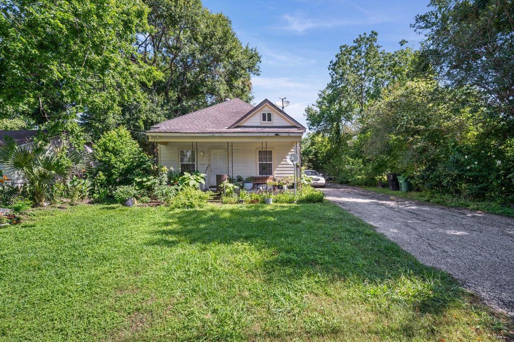 Photo of 320 Eichwurzel Lane, Houston, TX 77009 (MLS # 64775634)