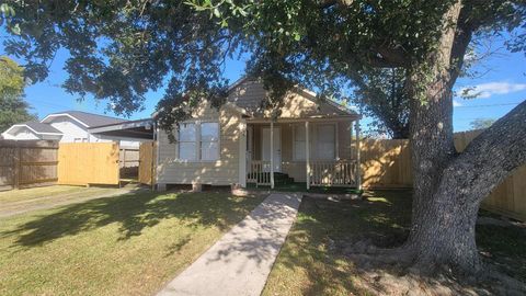 Photo of 1016 N Commerce Street, Baytown, TX 77520 (MLS # 57040515)