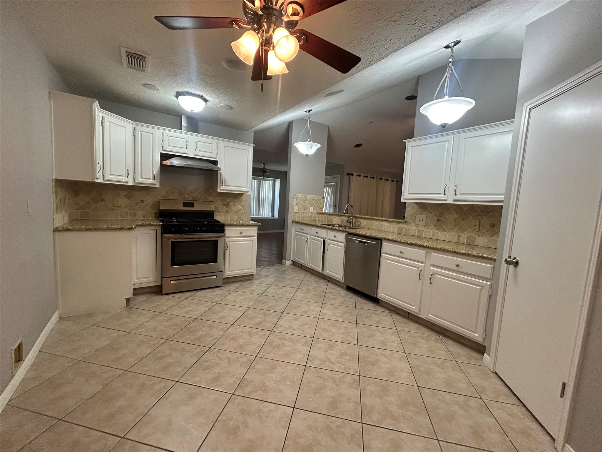 913 Willowbriar Lane