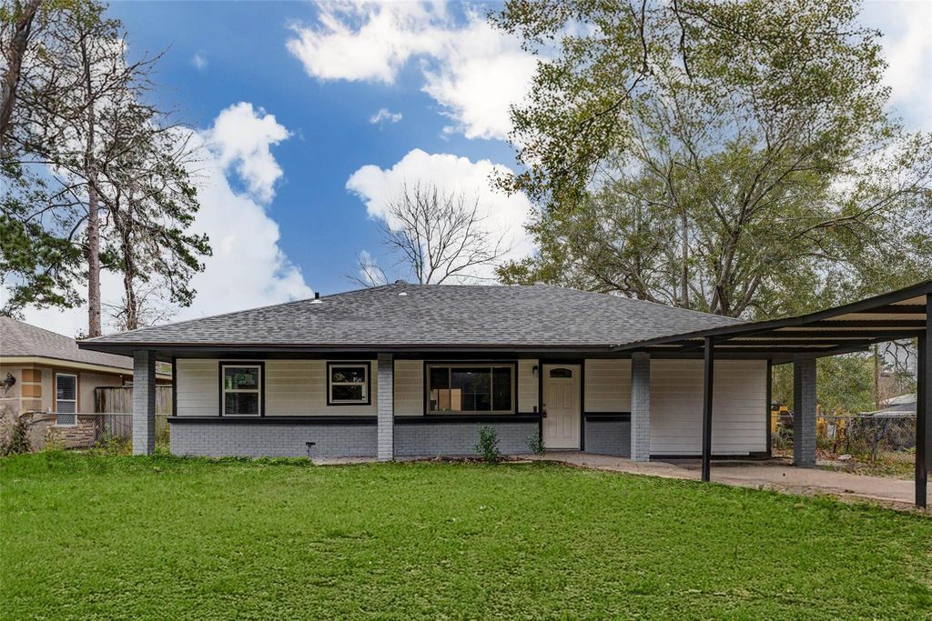 Photo of 511 Wagers St St, Conroe, TX 77301 (MLS # 8427671)