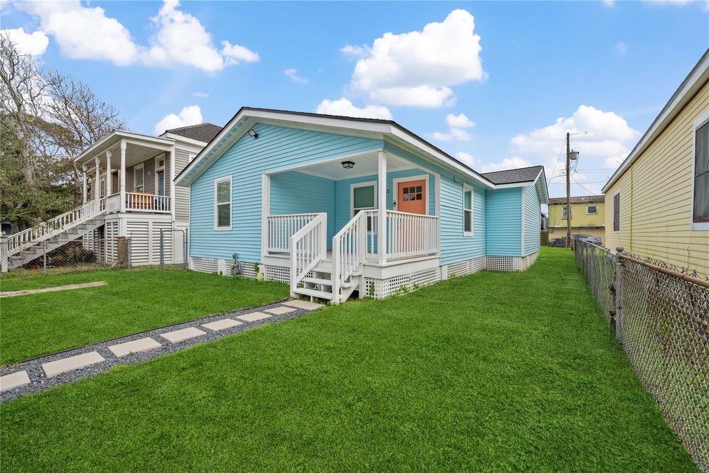 Photo of 2811 Avenue O 1/2, Galveston, TX 77550 (MLS # 51746096)
