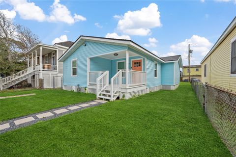 Photo of 2811 Avenue O 1/2, Galveston, TX 77550 (MLS # 51746096)