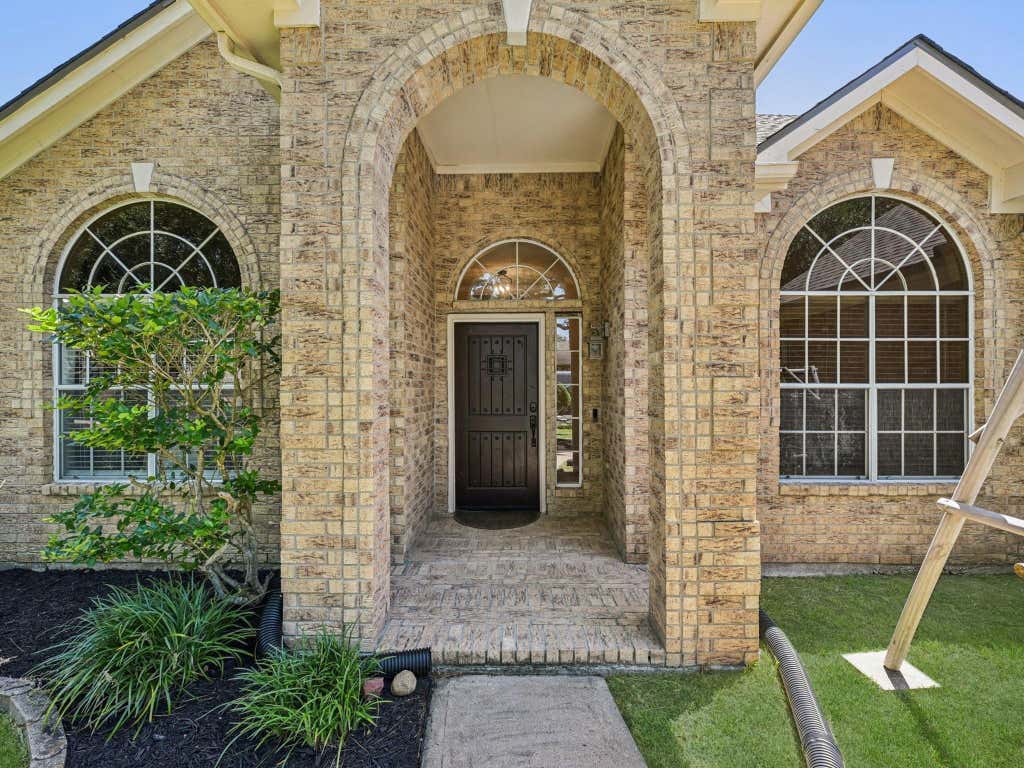 Photo of 124 Crimson Bay Drive, League City, TX 77573 (MLS # 81643862)