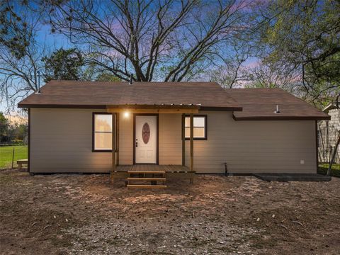 Homes For Sale - 2110 Horn Road<br/> Bay City, TX 77414
