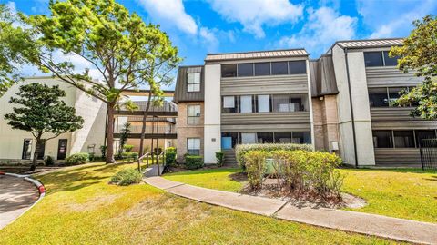 Photo of 3035 Walnut Bend Lane #35, Houston, TX 77042 (MLS # 29417855)