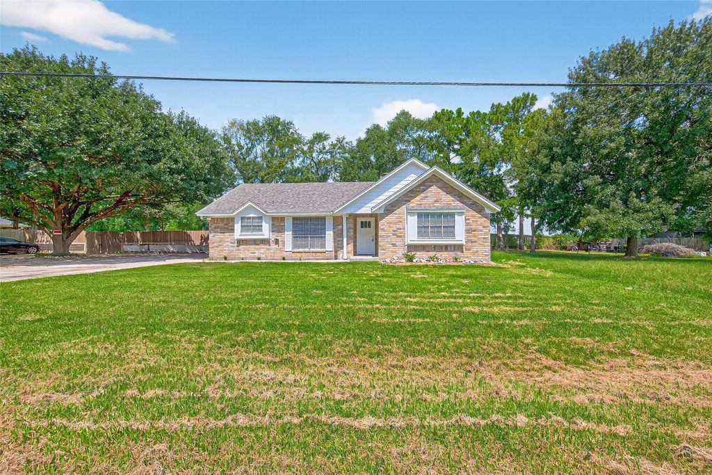 Photo of 524 Pinewood Drive, Conroe, TX 77385 (MLS # 69383179)